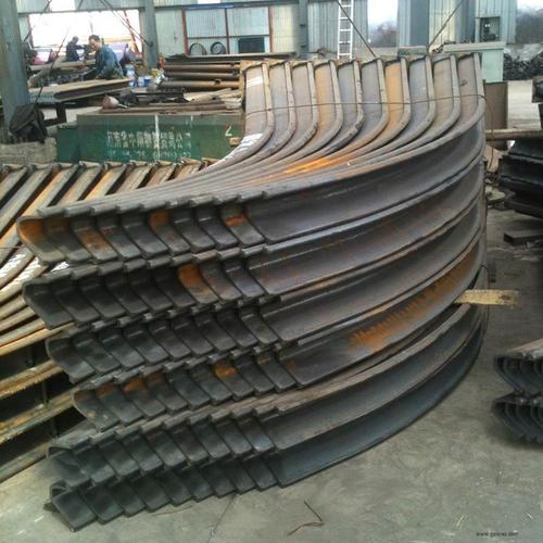 香梨供应 天津荣垚钢铁供应优质u型钢厂家 产品介绍   c型钢经热卷板